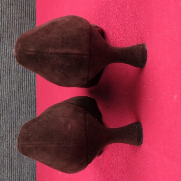 Stuart Weitzman Brown Suede Expo Pump. 8.5 - Picture 5 of 6